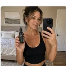 Michelle R. mit einer Crowned Flasche in der Hand